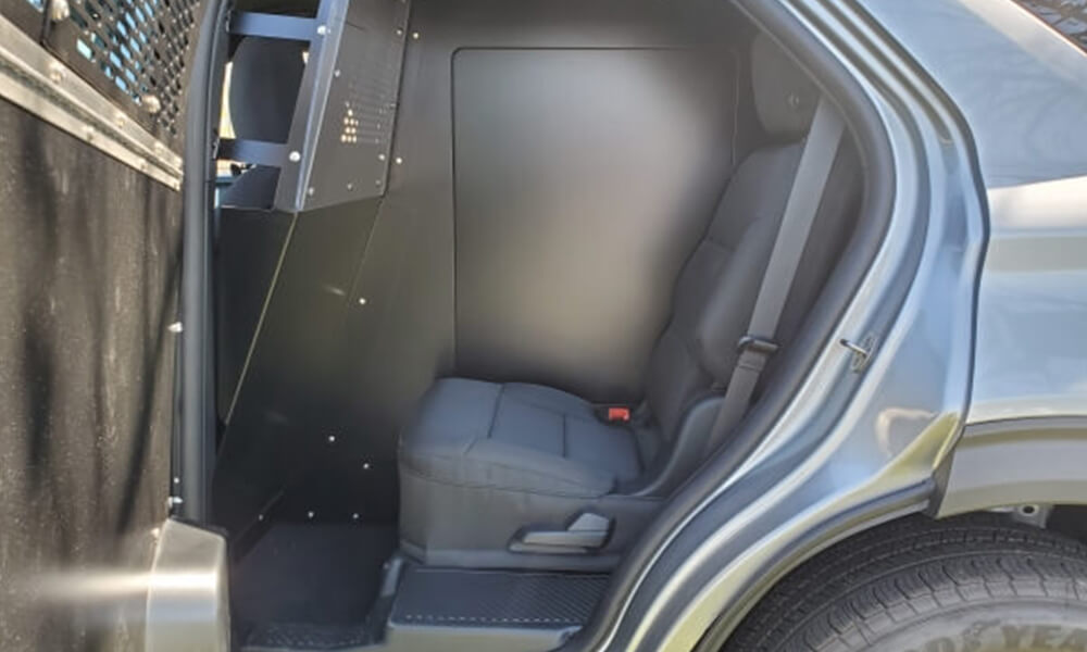 Separación y asiento trasero de un vehículo para transporte de detenidos